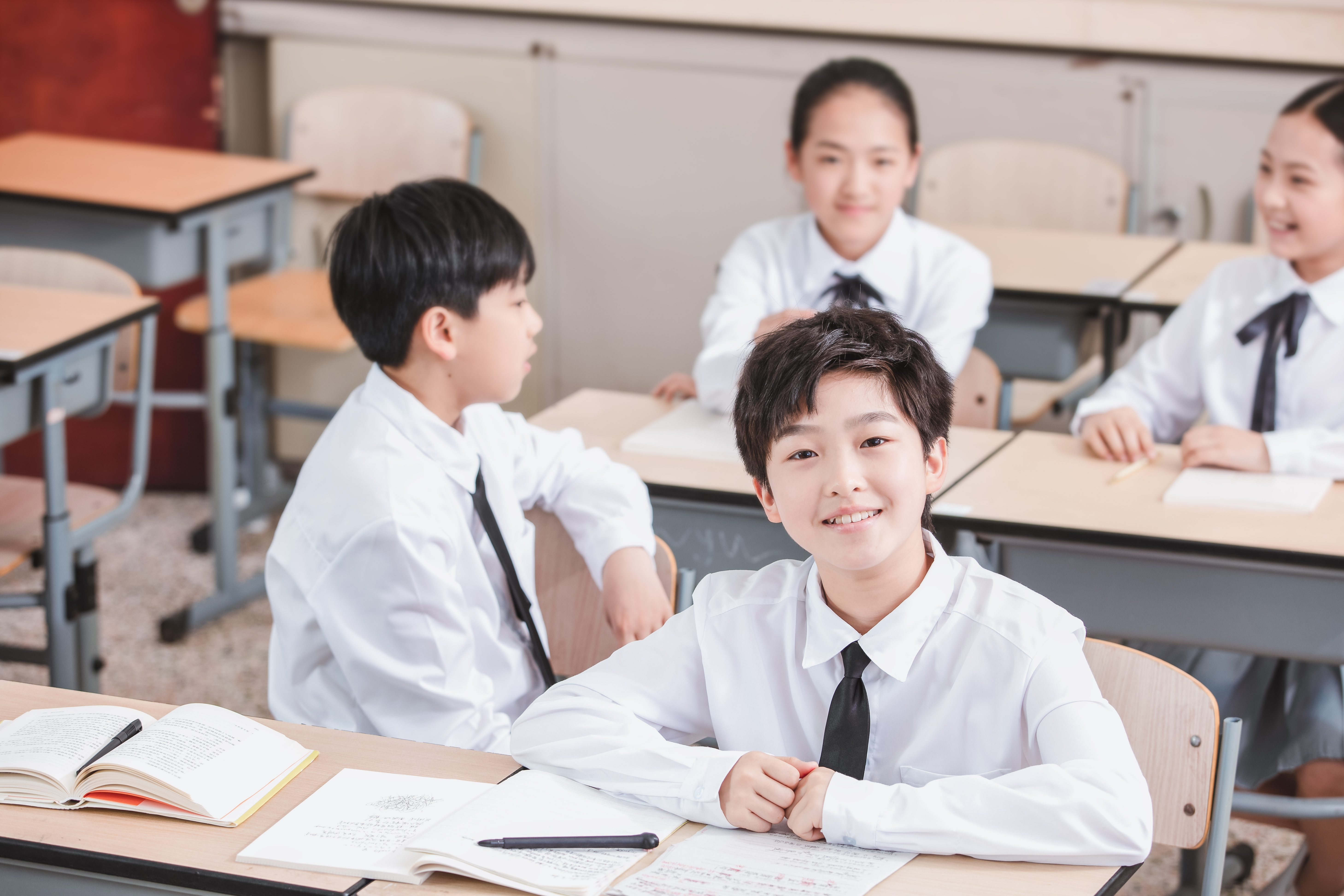 摄图网_501286459_小学生教室聊天（企业商用）