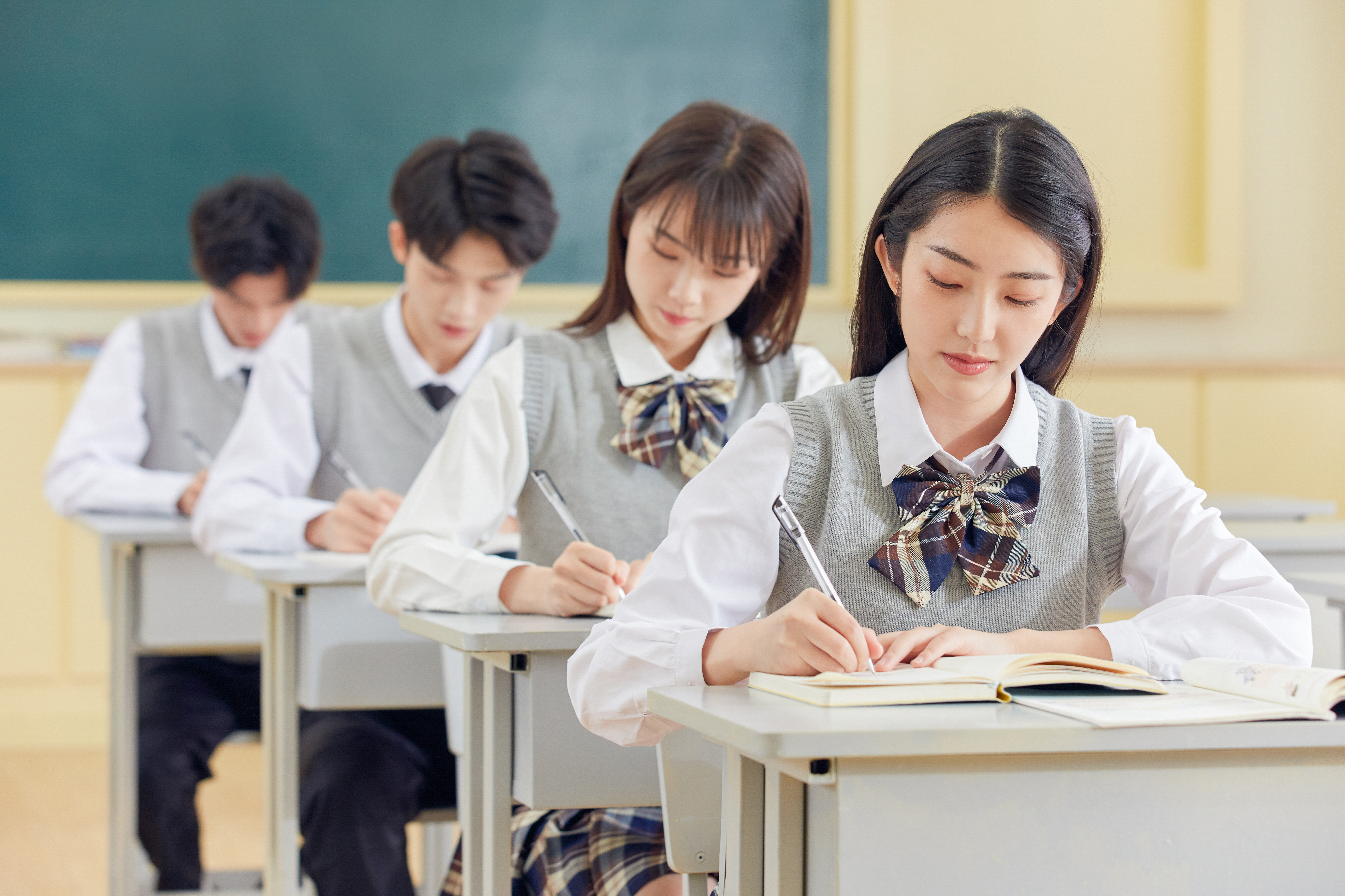 摄图网_501628370_学生在教室认真做题（企业商用）